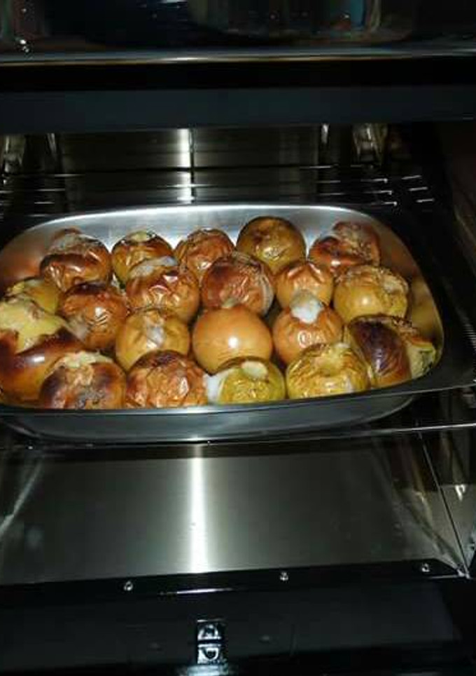 Una foto de Manzanas asadas. Postre de fruta. Sano