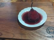 Una foto de peras vino tinto