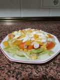 Ensalada de Huevo cocido, surimi y Melocotón en almíbar