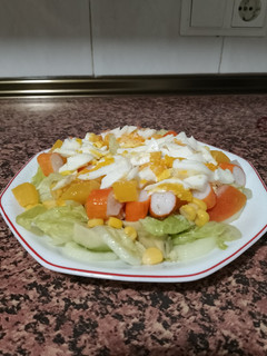 Una foto de Ensalada de Huevo cocido, surimi y Melocotón en almíbar