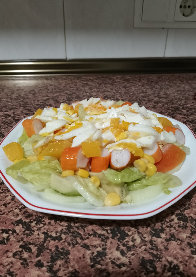 Una foto de Ensalada de Huevo cocido, surimi y Melocotón en almíbar