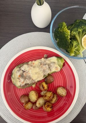 Una foto de Zapallos italianos con papas rústicas