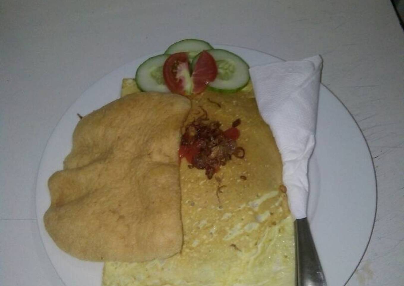 Resep Nasi goreng spesial di bungkus telur.. Pedas, Menggugah Selera