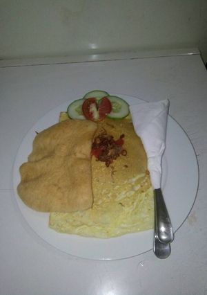 Foto resep Nasi goreng spesial di bungkus telur.. Pedas