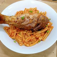 A picture of Roasted turkey legs with macaroni.