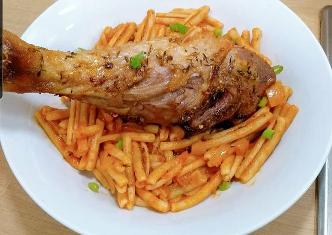 Roasted turkey legs with macaroni