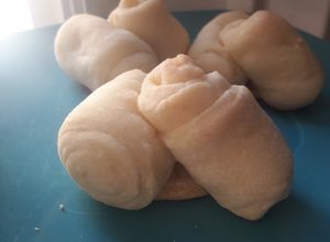 Una foto de Cuernitos (pan con grasa)