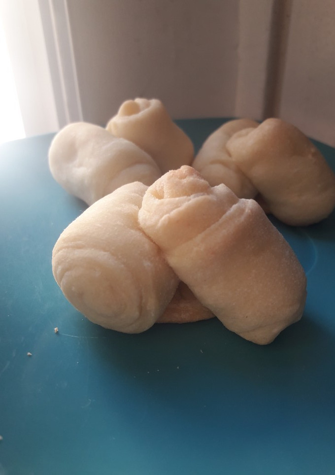Una foto de Cuernitos (pan con grasa)