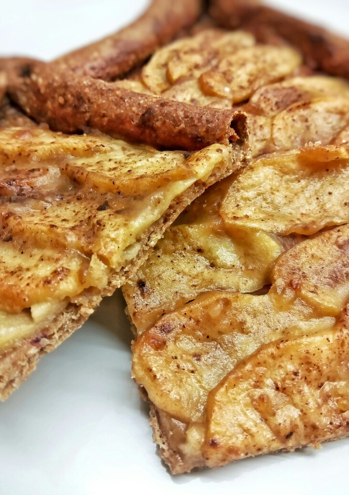 Una foto de Tarta de manzana crujiente realfood (integral y sin azúcar)