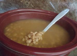 Una foto de Frijoles cocidos en olla de cocción lenta