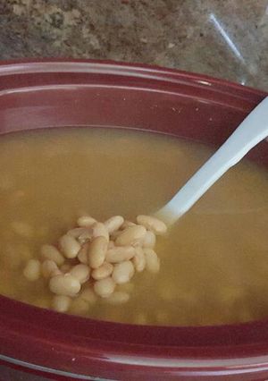 Una foto de Frijoles cocidos en olla de cocción lenta