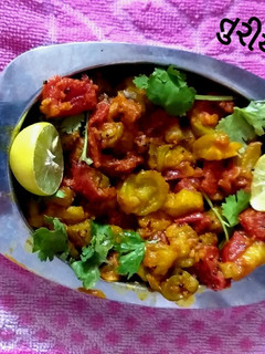 તુરીયા ટામેટા નું શાક (Turiya Tomato Shak Recipe In Gujarati) રેસીપી મુખ્ય ફોટો