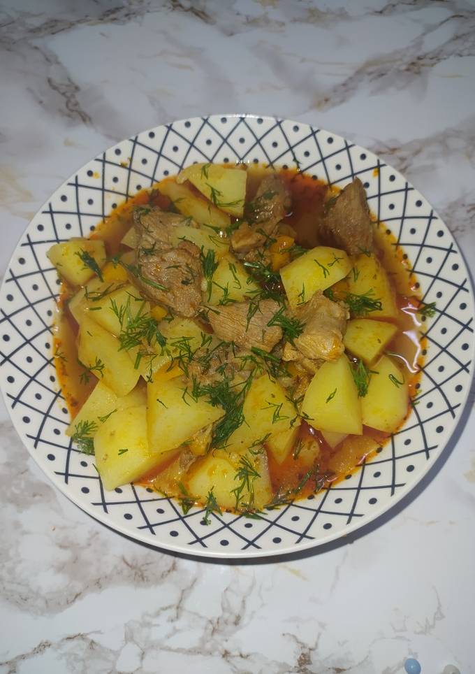 Тушкована картопля зі свининою 🍲