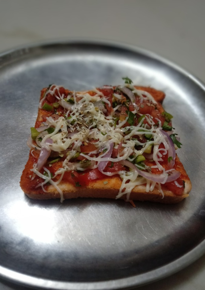 બ્રેડ પીઝા(bread pizza recipe in Gujarati) રેસીપી મુખ્ય ફોટો