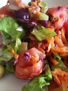 Una foto de Ensalada de Tomate, Col roja (Lombarda) y Zanahorias
