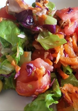 Una foto de Ensalada de Tomate, Col roja (Lombarda) y Zanahorias