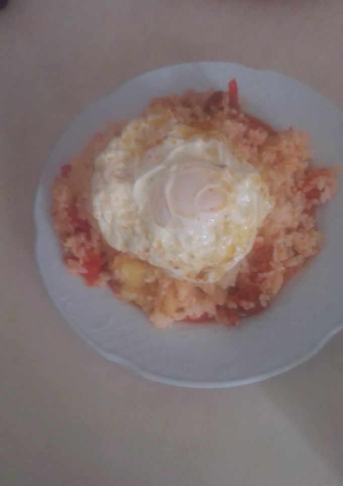 Una foto de Arroz con pisto y chorizo y huevo frito