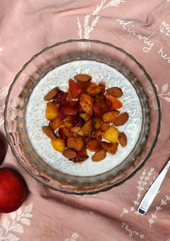 Una foto de 🍑🫙 Chía pudding con duraznos tibios a la canela 🫙🍑 Sin endulzantes añadidos