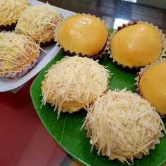 A picture of Roti manis isi keju (roti jabrik).