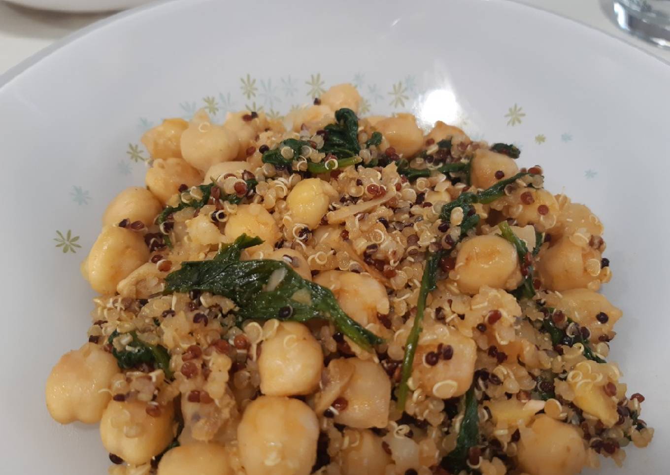 Garbanzos con quinoa y espinacas
