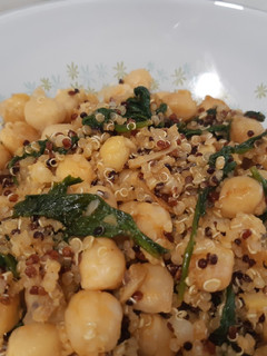 Una foto de Garbanzos con quinoa y espinacas