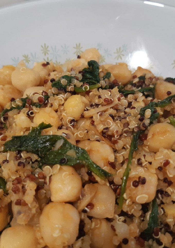 Una foto de Garbanzos con quinoa y espinacas