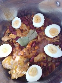 Una foto de Alubias rojas con pollo y huevo