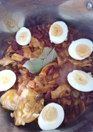 Una foto de Alubias rojas con pollo y huevo