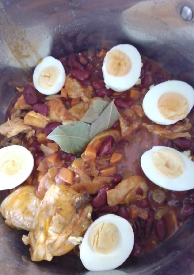 Una foto de Alubias rojas con pollo y huevo