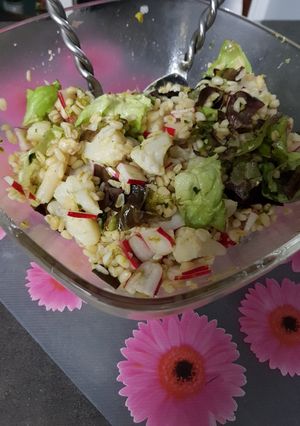 Une photo de Salade de blé aux asperges, choux fleur et radis