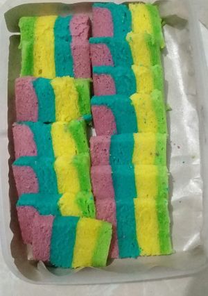 Foto resep Bolu kukus warna warni#berburucelemekemas