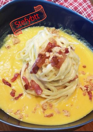 Foto di Tagliolini con taleggio e guanciale croccante su crema di zucca