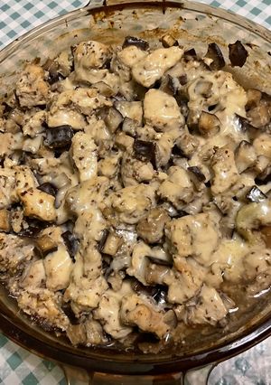 Une photo de Poulet mariné aux aubergines et parmesan