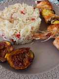 Espetadas de salmão e camarão com arroz de bacon, passas e pimentos