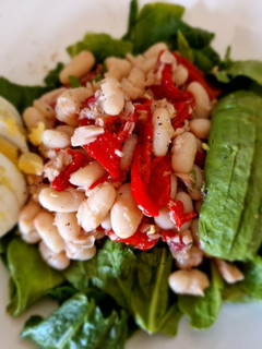 Una foto de Ensalada fría de judías blancas. Llena de color😍