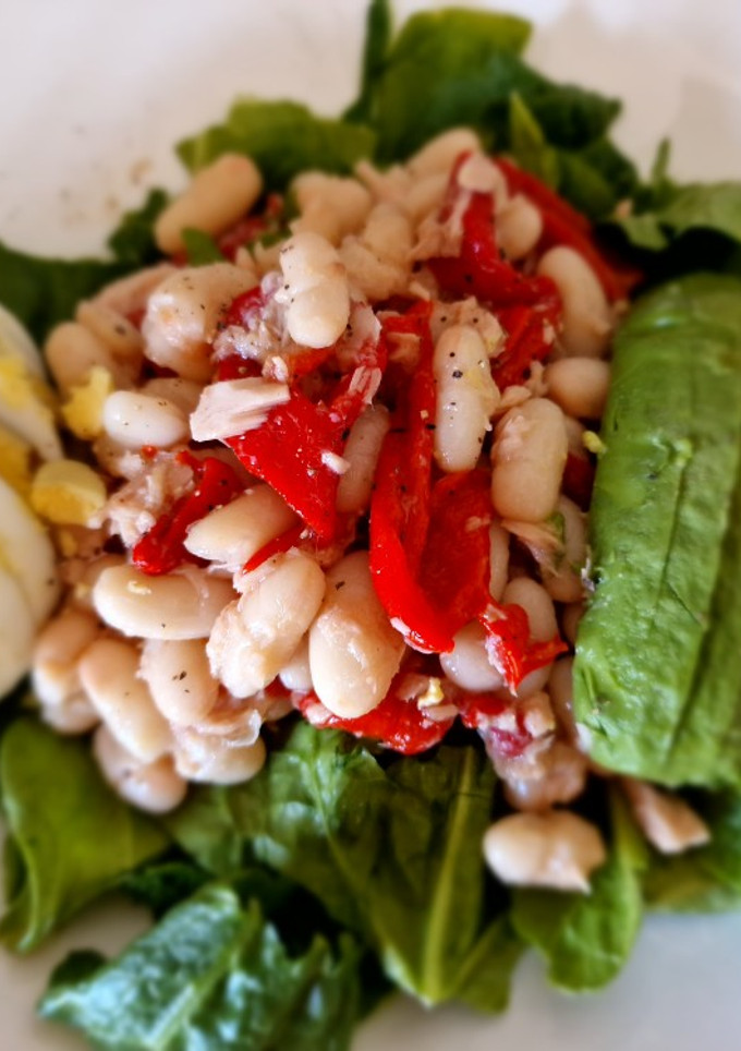 Una foto de Ensalada fría de judías blancas. Llena de color😍