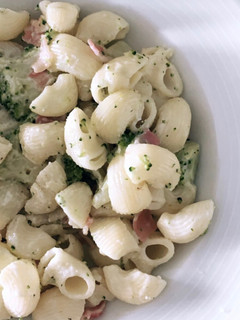 Una foto de Pasta carbonara con brócoli