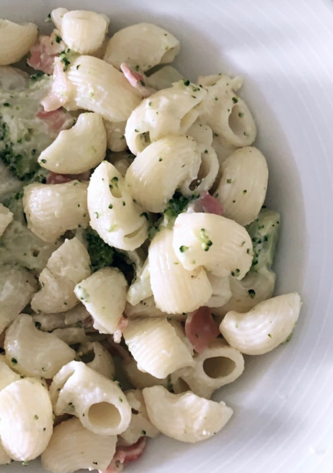 Una foto de Pasta carbonara con brócoli