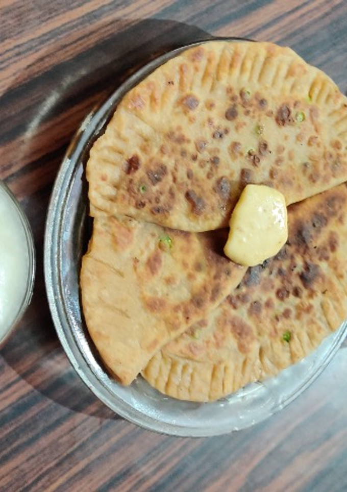 पनीर मटर गुझिया परांठे(Paneer matar gujiya paraathe recipe in Hindi) रेसिपी मुख्य फोटो