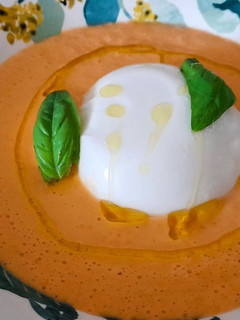 Una foto de Porra de yogur con burrata -salmorejo-
