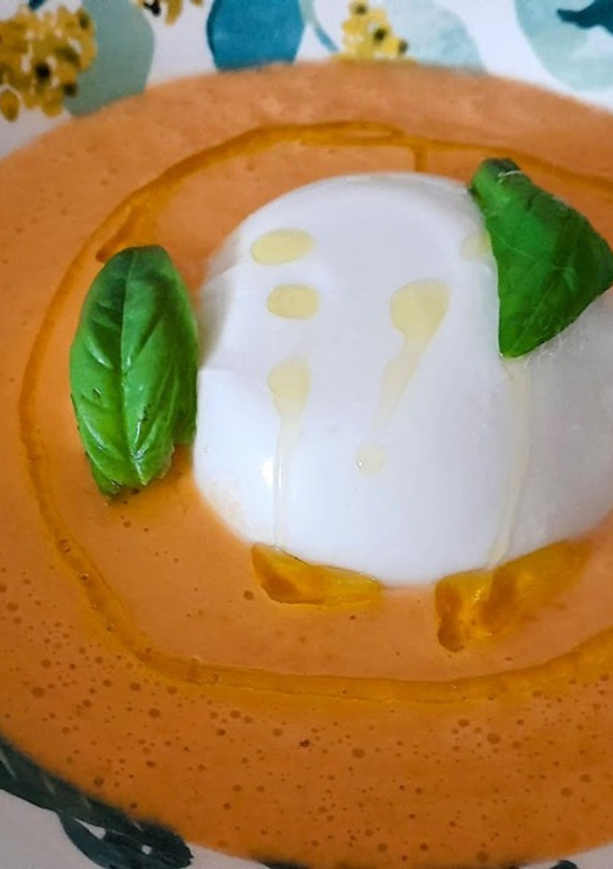 Una foto de Porra de yogur con burrata -salmorejo-