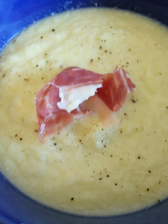 Una foto de Salmorejo verde de pepino y manzana