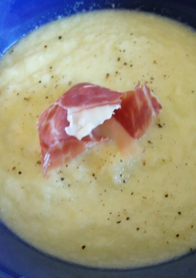 Una foto de Salmorejo verde de pepino y manzana