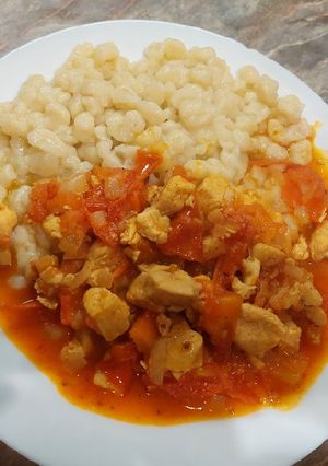 Csirkemellfilé pörkölt nokedlivel recept fotója