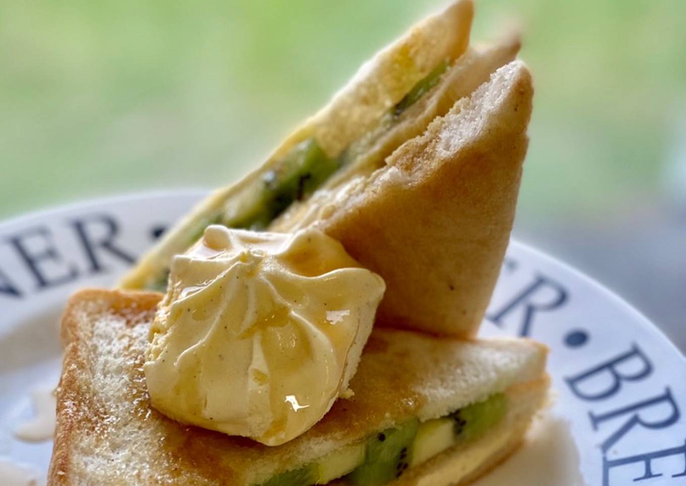 Maple Bread Toast with Kiwi and Vanilla Ice Cream