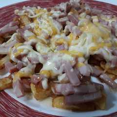 Una foto de Patatas fritas con bacon y queso