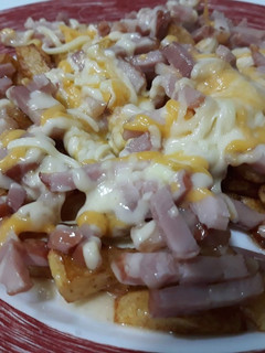 Una foto de Patatas fritas con bacon y queso