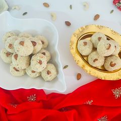 A picture of Rava ladoo.