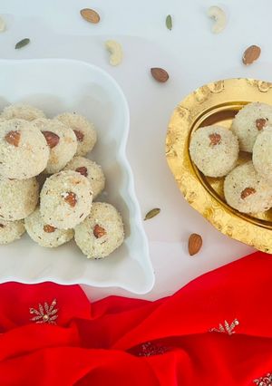 A picture of Rava ladoo.