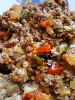 Una foto de Salteado de carne picada con pimientos y queso